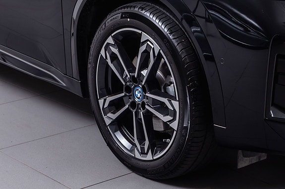 BMW iX2 3 of 30