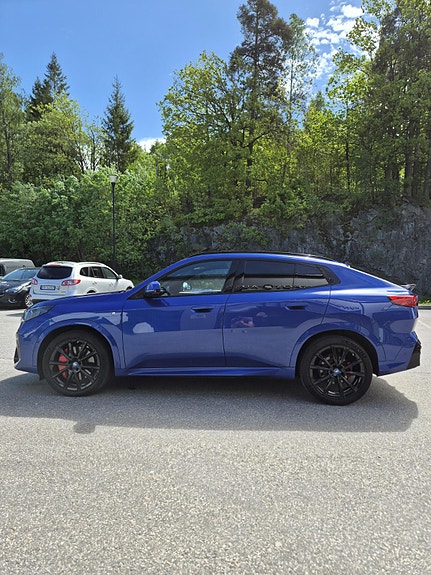 BMW iX2 4 of 30
