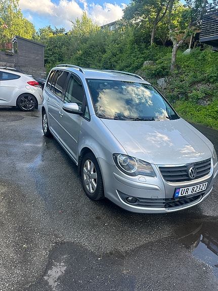 Volkswagen Touran 2 of 5