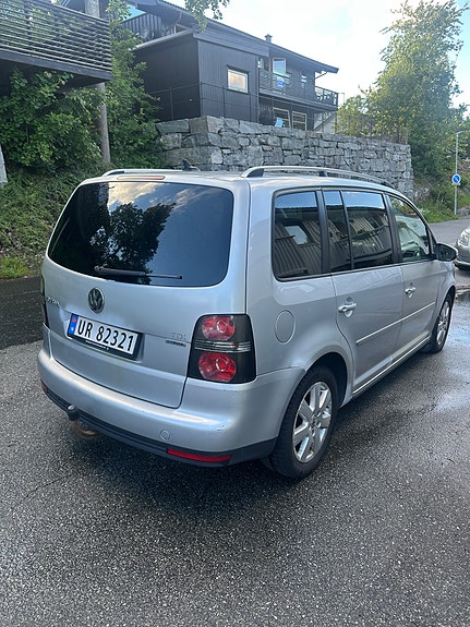 Volkswagen Touran 4 of 5