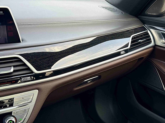 BMW 750i 28 of 30