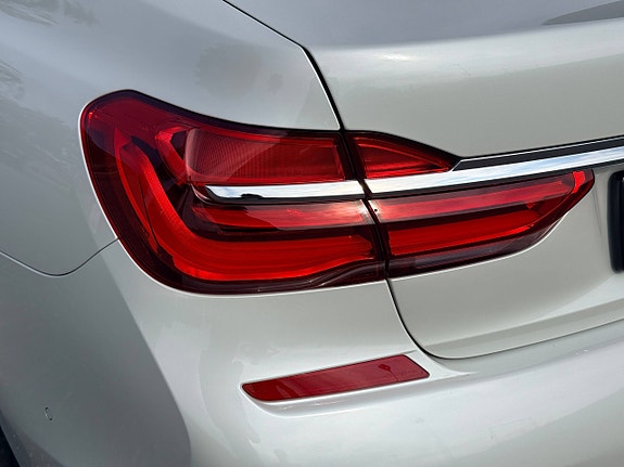 BMW 750i 16 of 30