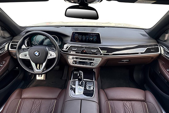 BMW 750i 27 of 30