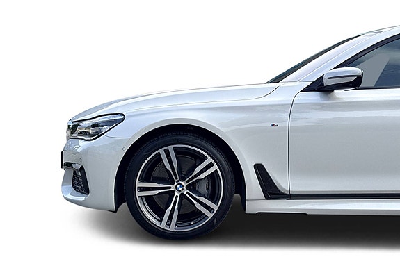 BMW 750i 10 of 30