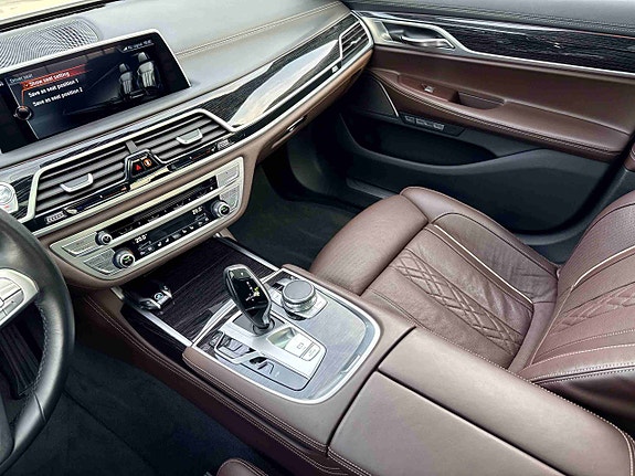 BMW 750i 29 of 30