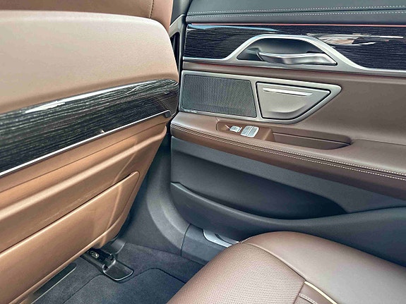 BMW 750i 24 of 30