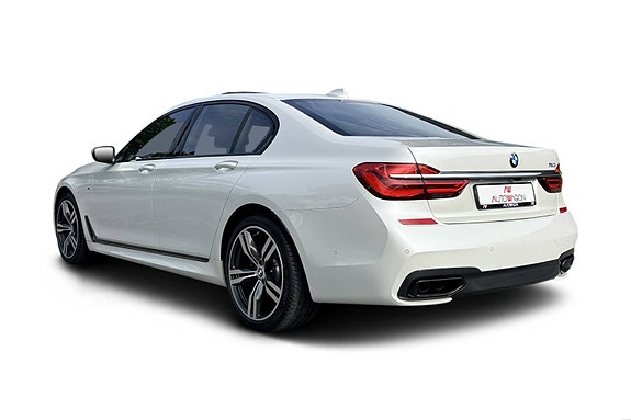 BMW 750i 5 of 30