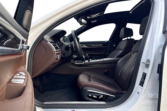 BMW 750i 21 of 30