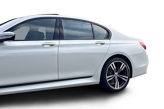 BMW 750i 13 of 30