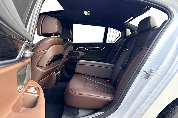 BMW 750i 23 of 30
