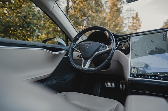Tesla Model S 17 of 30