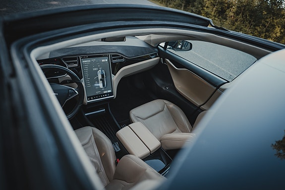 Tesla Model S 29 of 30