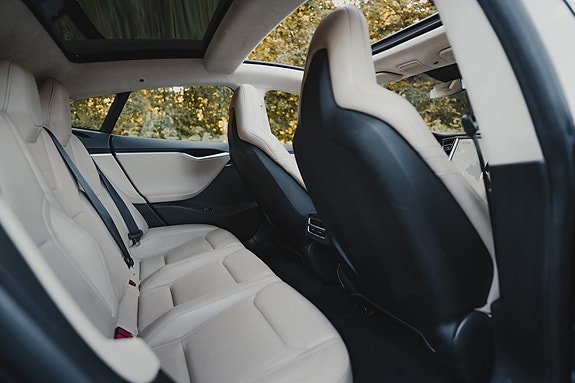 Tesla Model S 16 of 30