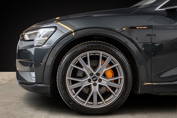 Audi e-tron 4 of 5
