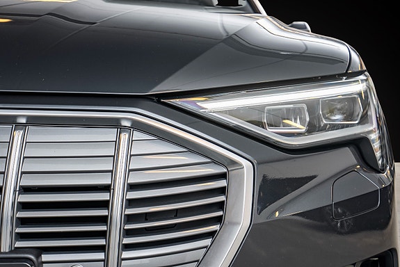 Audi e-tron 3 of 5