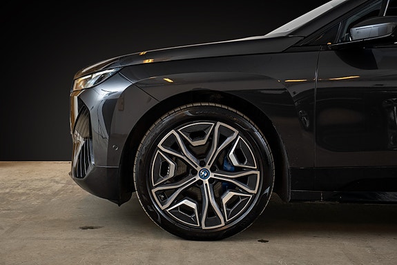 BMW iX 4 of 5