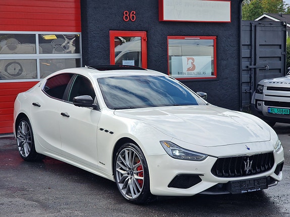 Maserati Ghibli 2 of 5