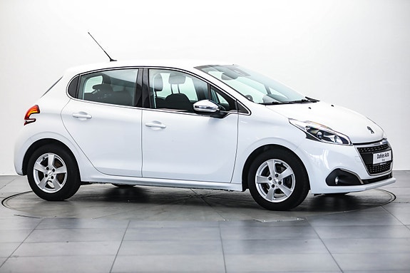 Peugeot 208 2 of 5