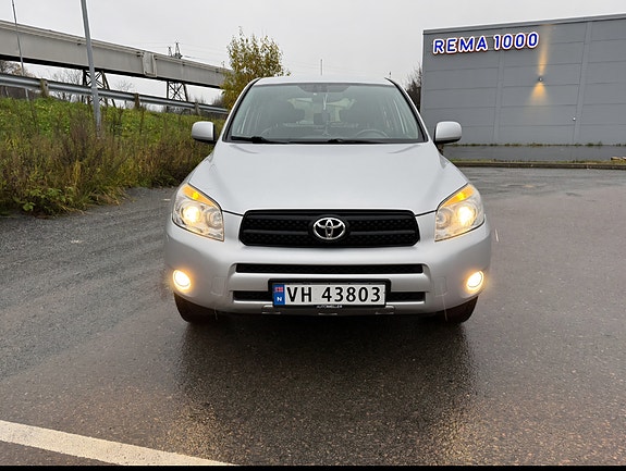 Toyota RAV4 2 of 5