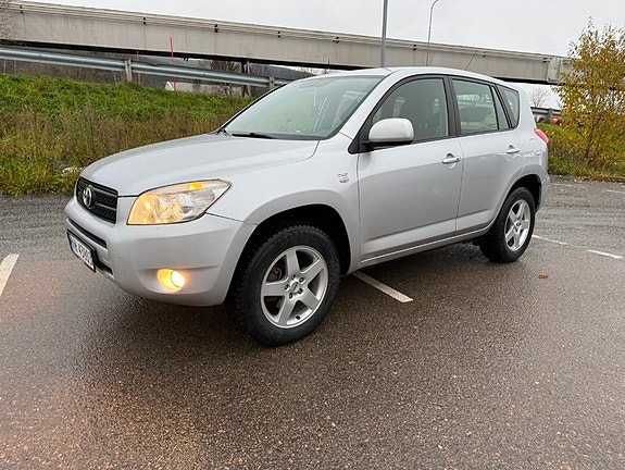 Toyota RAV4 4 of 5