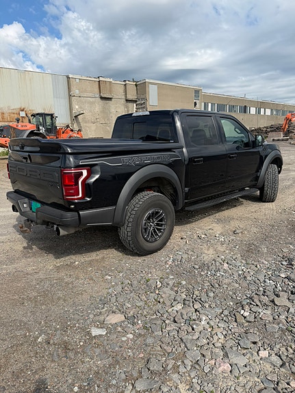 Ford F-150 3 of 4