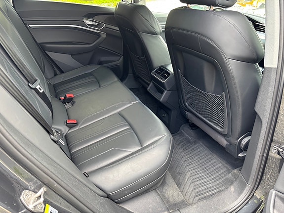 Audi e-tron 12 of 17