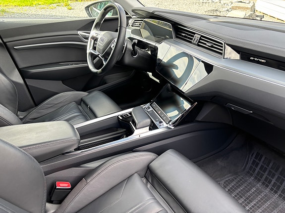 Audi e-tron 11 of 17