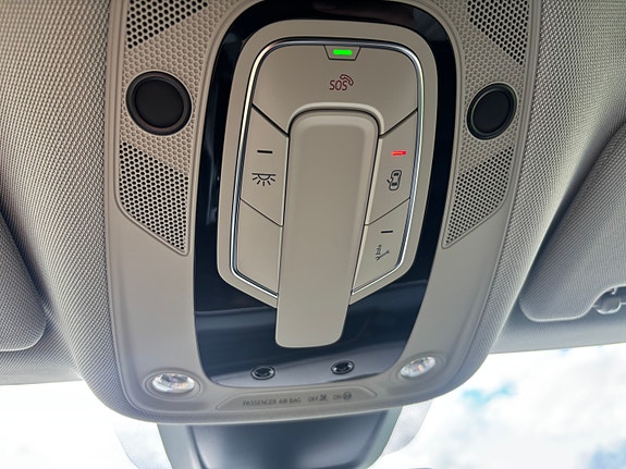 Audi e-tron 9 of 17