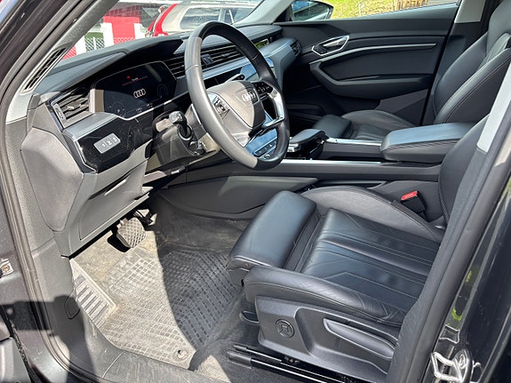 Audi e-tron 13 of 17