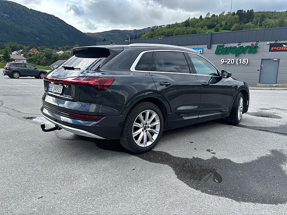 Audi e-tron 4 of 17