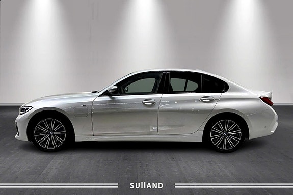 BMW 330e 2 of 5
