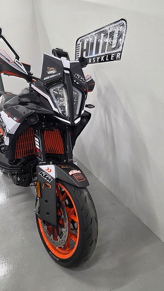 KTM 890 SMT 3 of 5