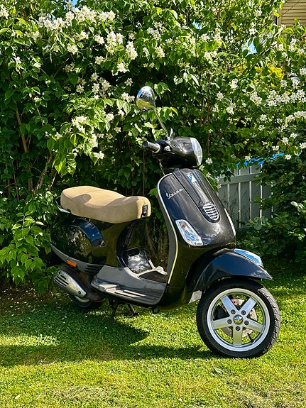 Vespa LX 50 2 of 5