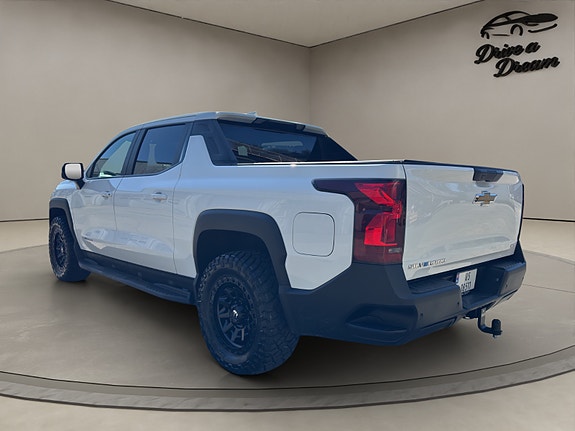 Chevrolet Silverado EV 4 of 21