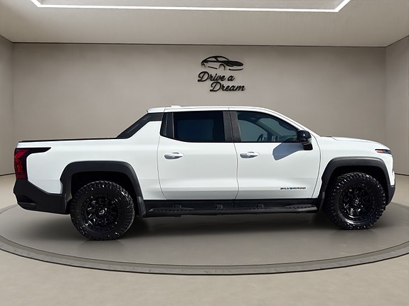 Chevrolet Silverado EV 7 of 21