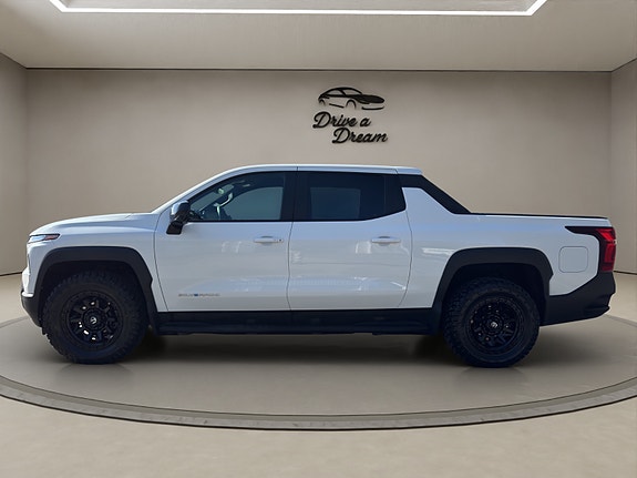 Chevrolet Silverado EV 3 of 21
