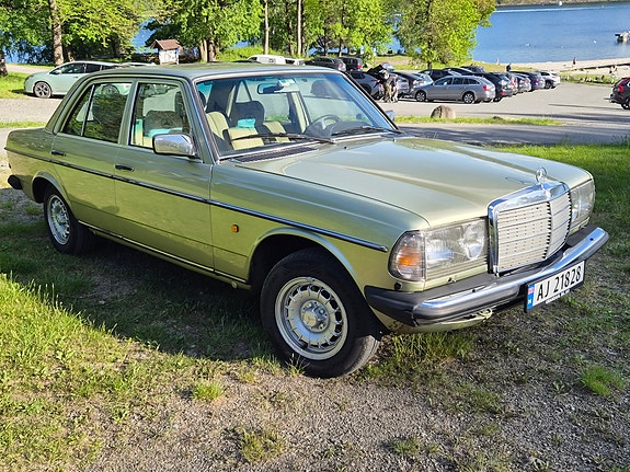 Mercedes-Benz 300D 1984 photo 2