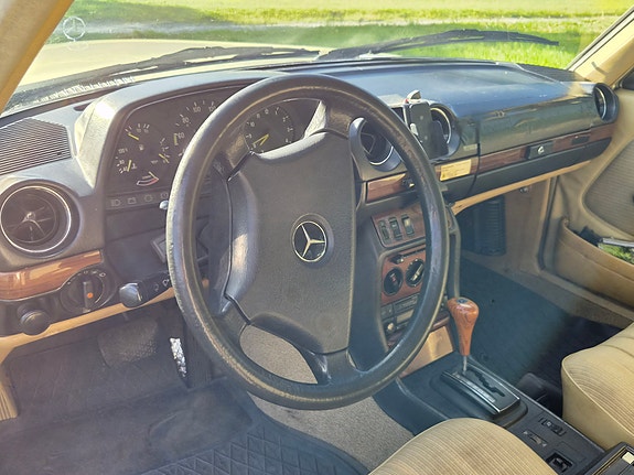 Mercedes-Benz 300D 1984 photo 5