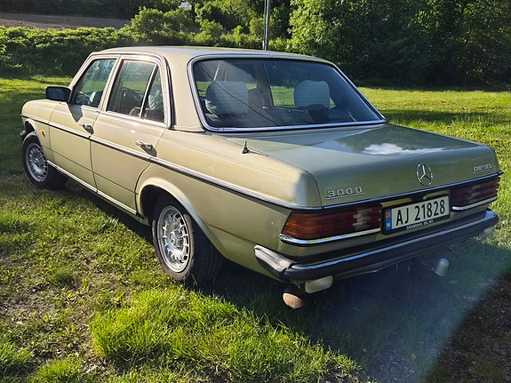 Mercedes-Benz 300D 1984 photo 4