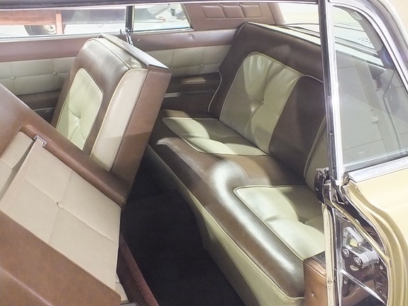 Lincoln Continental 5 of 26