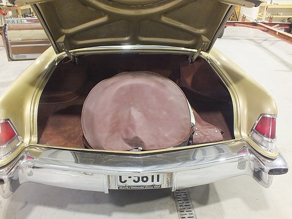 Lincoln Continental 8 of 26