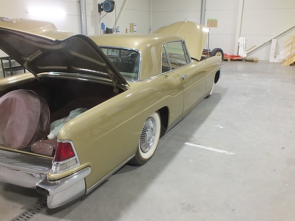 Lincoln Continental 10 of 26