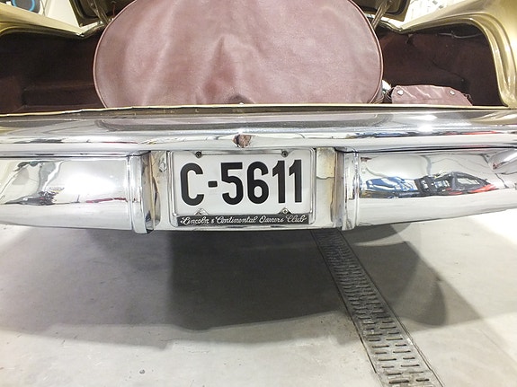 Lincoln Continental 11 of 26