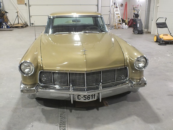 Lincoln Continental 2 of 26