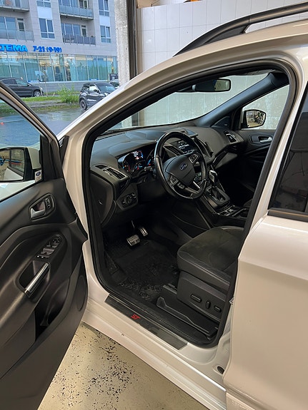 Ford Kuga 10 of 13