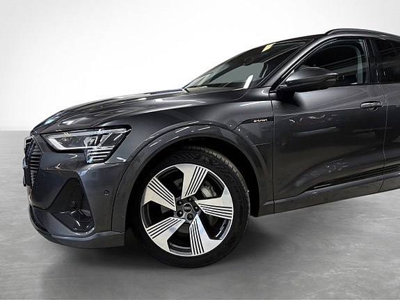 Audi e-tron Sportback 3 of 5