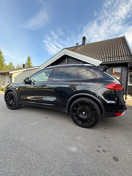 Porsche Cayenne 4 of 5