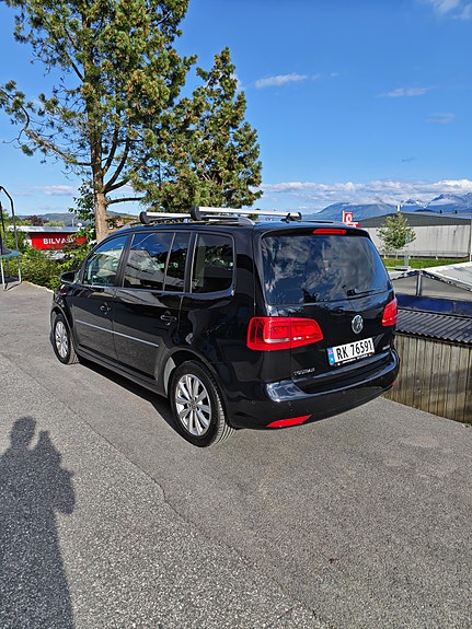 Volkswagen Touran 2 of 5