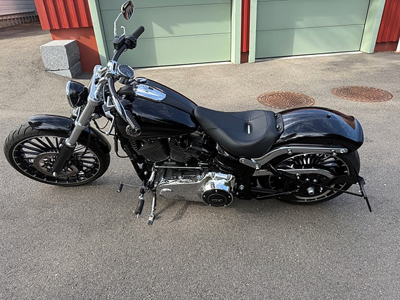 Harley-Davidson FXSB Breakout 4 of 5