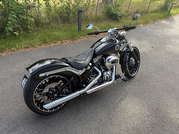 Harley-Davidson FXSB Breakout 2 of 5